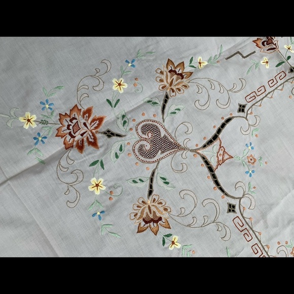 Table Cloths - Picture 5 of 6